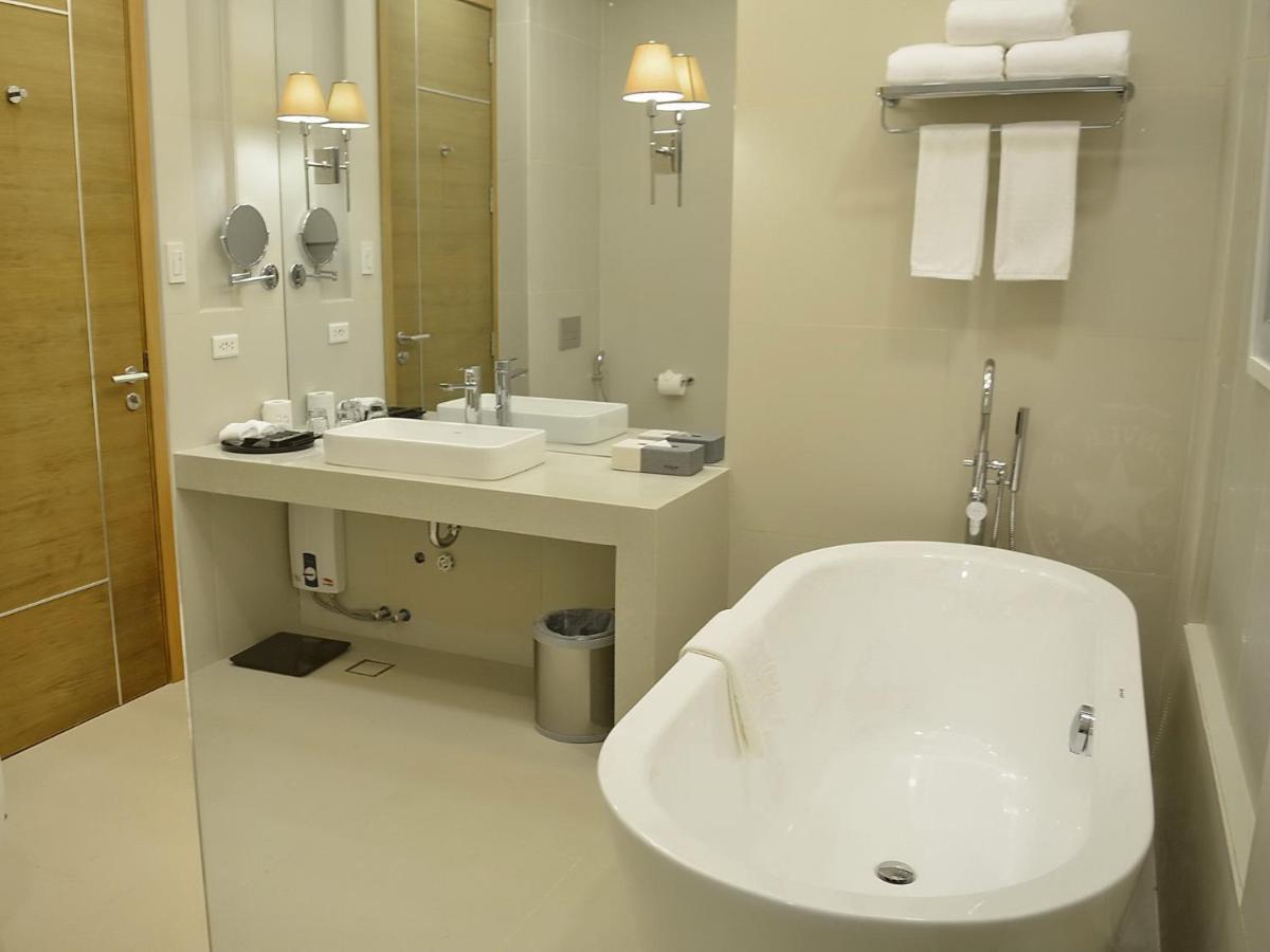 Hotel Aqua Boracay Balabag  Exterior foto Bathroom