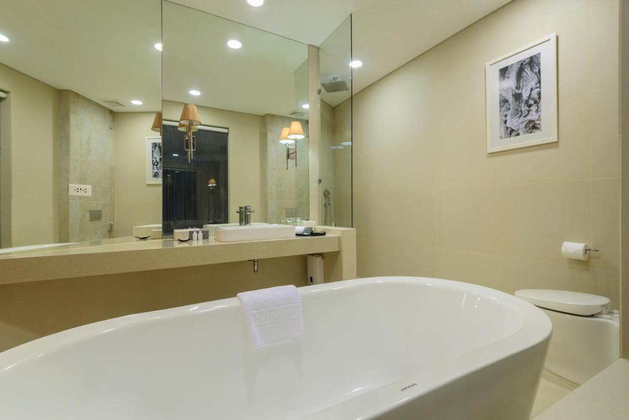 Hotel Aqua Boracay Balabag  Exterior foto Bathroom