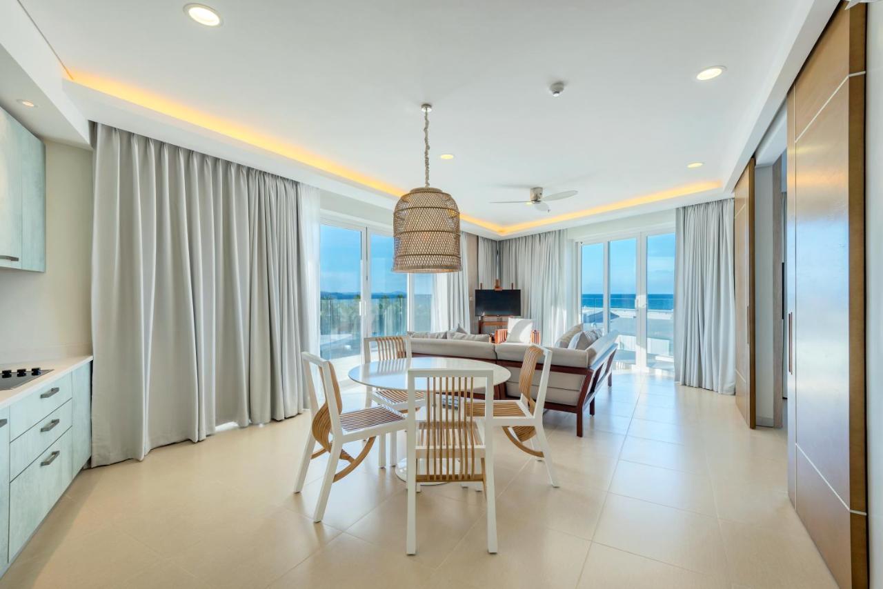 Hotel Aqua Boracay Balabag  Exterior foto A living room at the Ritz-Carlton, Key West