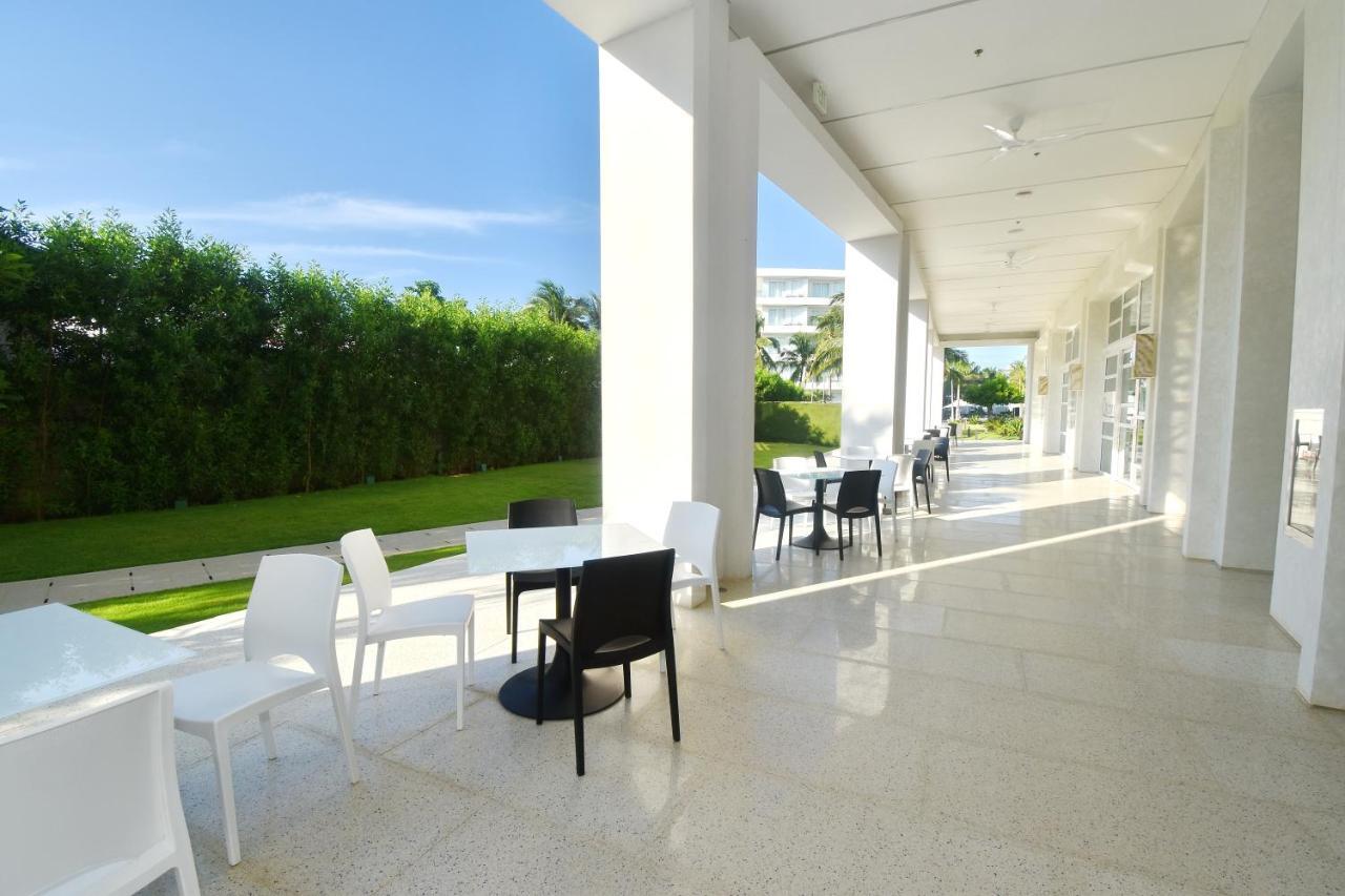 Hotel Aqua Boracay Balabag  Exterior foto The interior of the library